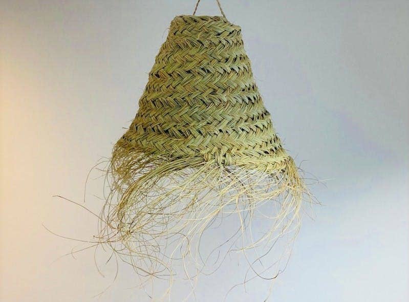 Handgefertigter Esparto Lampenschirm im Boho-Stil aus natürlichem Material mit dichter Flechtung für mediterranes Wohngefühl
