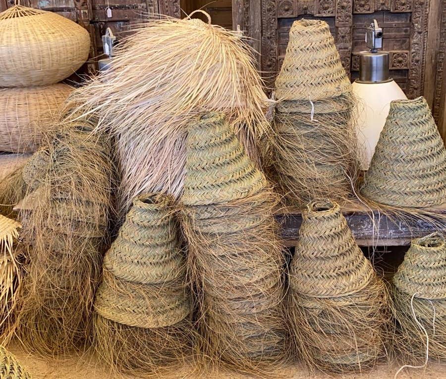 Handgefertigter Esparto Lampenschirm im Boho-Stil aus natürlichem Material mit dichter Flechtung für mediterranes Wohngefühl