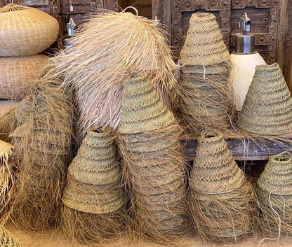 Handgefertigter Esparto Lampenschirm im Boho-Stil aus natürlichem Material mit dichter Flechtung für mediterranes Wohngefühl