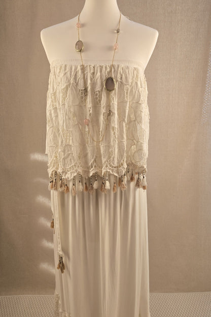 Boho-Kleid von Laurie & Joe in Creme mit Perlenbesatz, kombiniert mit Rosenquarz-Kette – feine Details für besondere Anlässe