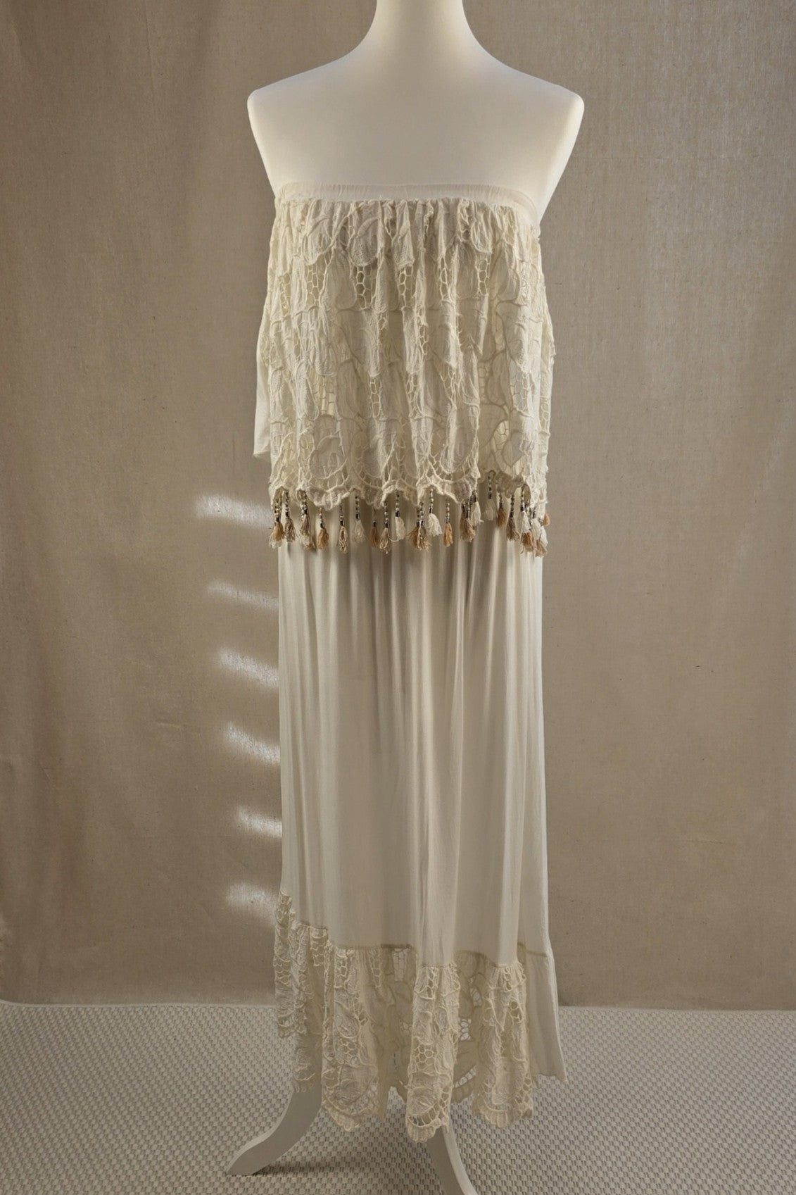 Boho-Kleid von Laurie & Joe in Creme ohne Gürtel getragen – locker fallend, mit Perlenbesatz und feinen Stickdetails.

