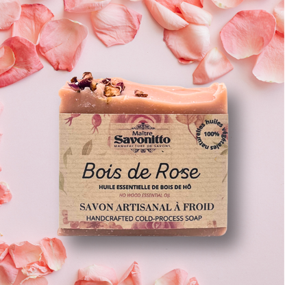 Kaltverseifte Seife Bois de Rose von Maître Savonitto mit Rosenholzöl und Rosenblütenblättern