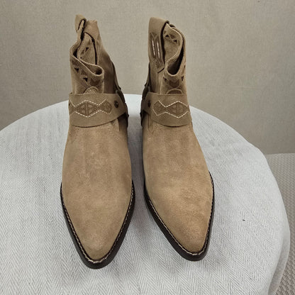 Front Ansicht der sandfarbenen Western-Boots von CHA Label – Veloursleder mit Cut-Outs & Blockabsatz, gefertigt in Spanien – bei Mediterrana
