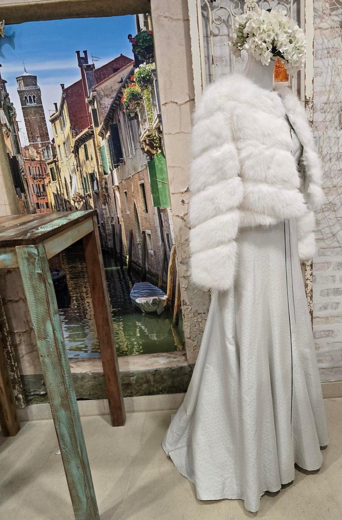 Kunstfelljacke kombiniert mit Mothwurf Vintage-Brautkleid – ideal für Winterhochzeiten.