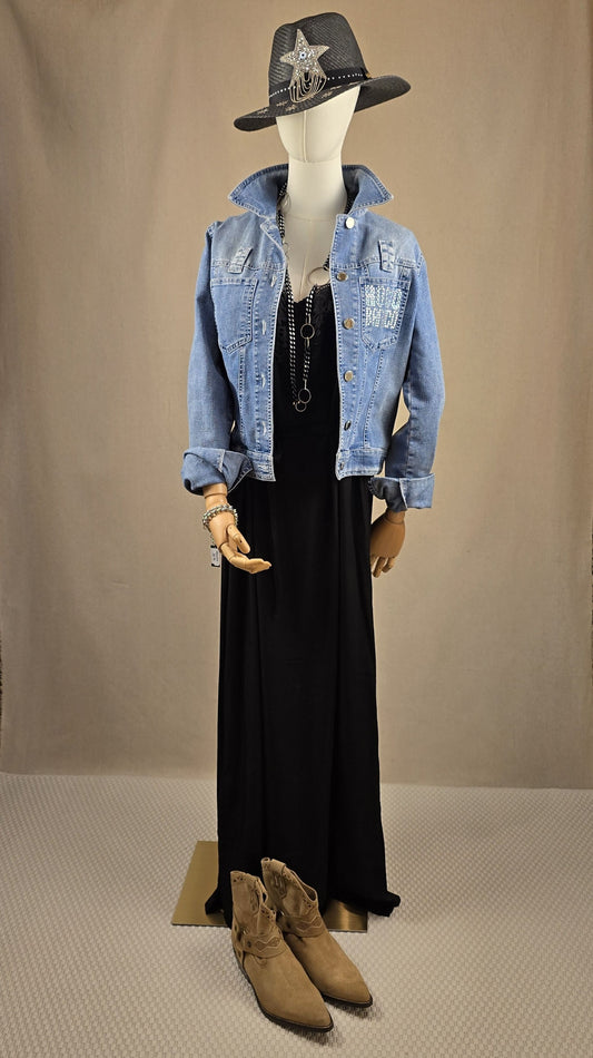 CRAnna Dress in Schwarz mit Spitze, kombiniert mit Jeansjacke, Sorena-Hut, Statementkette, schwarzer Tasche und Boots – Look der Woche bei Mediterrana