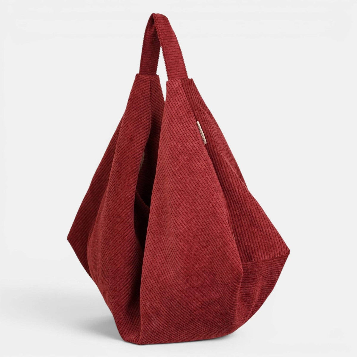 De La Mur Arde Cookie Schultertasche aus bordeauxrotem Cord in charakteristisch gefalteter Form
