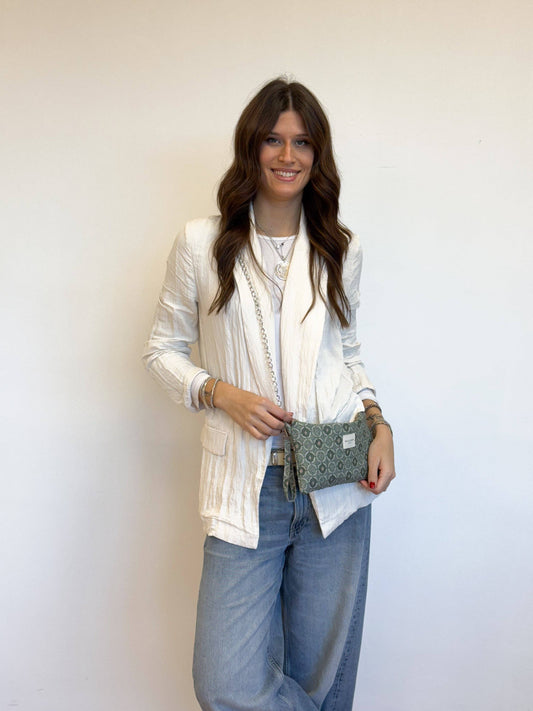 De La Mur Ariel Clutch Tasche mit geometrischem Muster, von einer Frau getragen