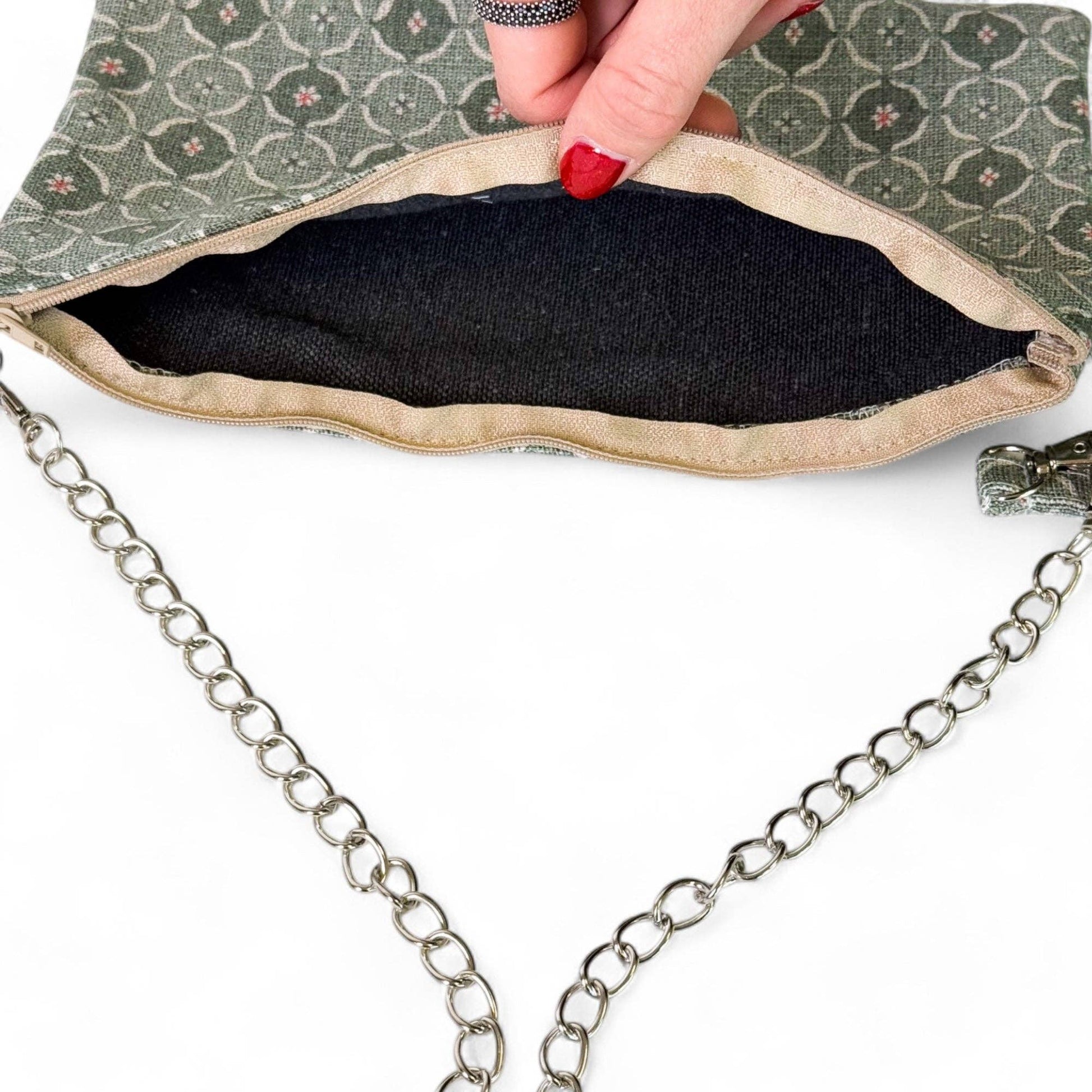 Innenansicht der De La Mur Ariel Clutch Tasche mit Reißverschluss