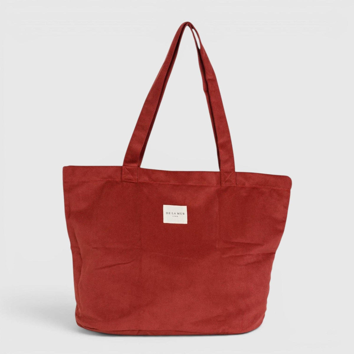 Großer bordeauxroter De La Mur Bore Shopper aus Samtstoff mit Schulterhenkeln auf hellem Hintergrund.