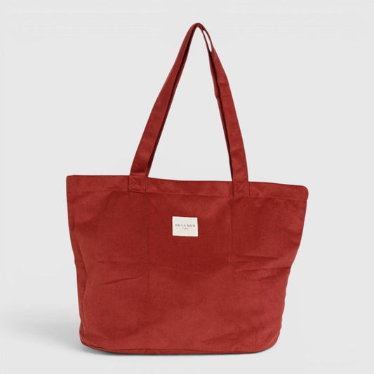 Großer bordeauxroter De La Mur Bore Shopper aus Samtstoff mit Schulterhenkeln auf hellem Hintergrund.