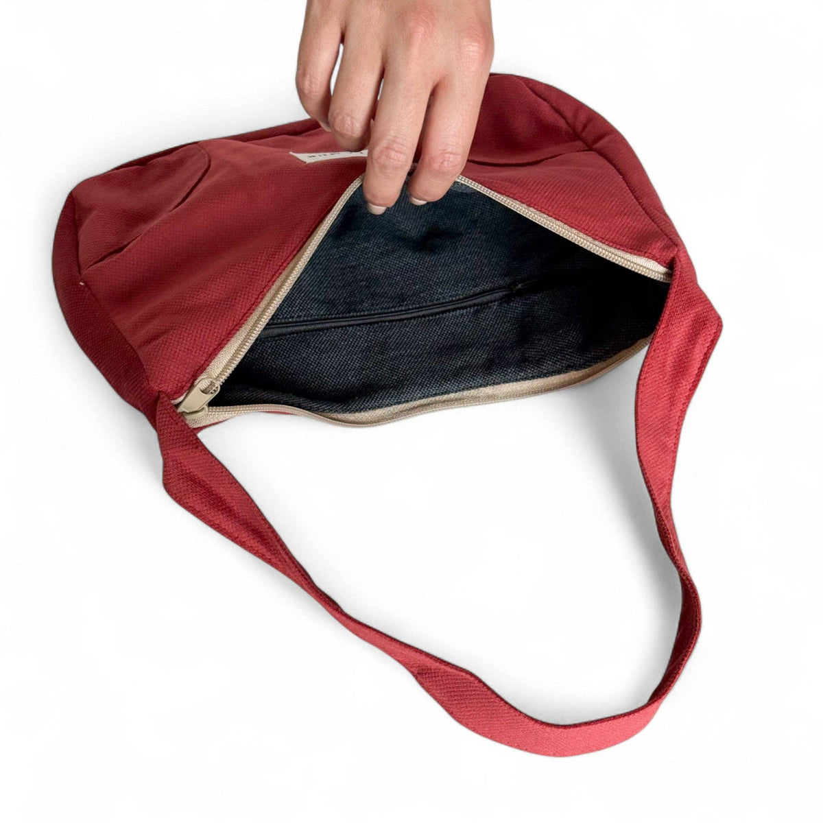 De La Mur Bore Schultertasche aus bordeauxrotem Samt