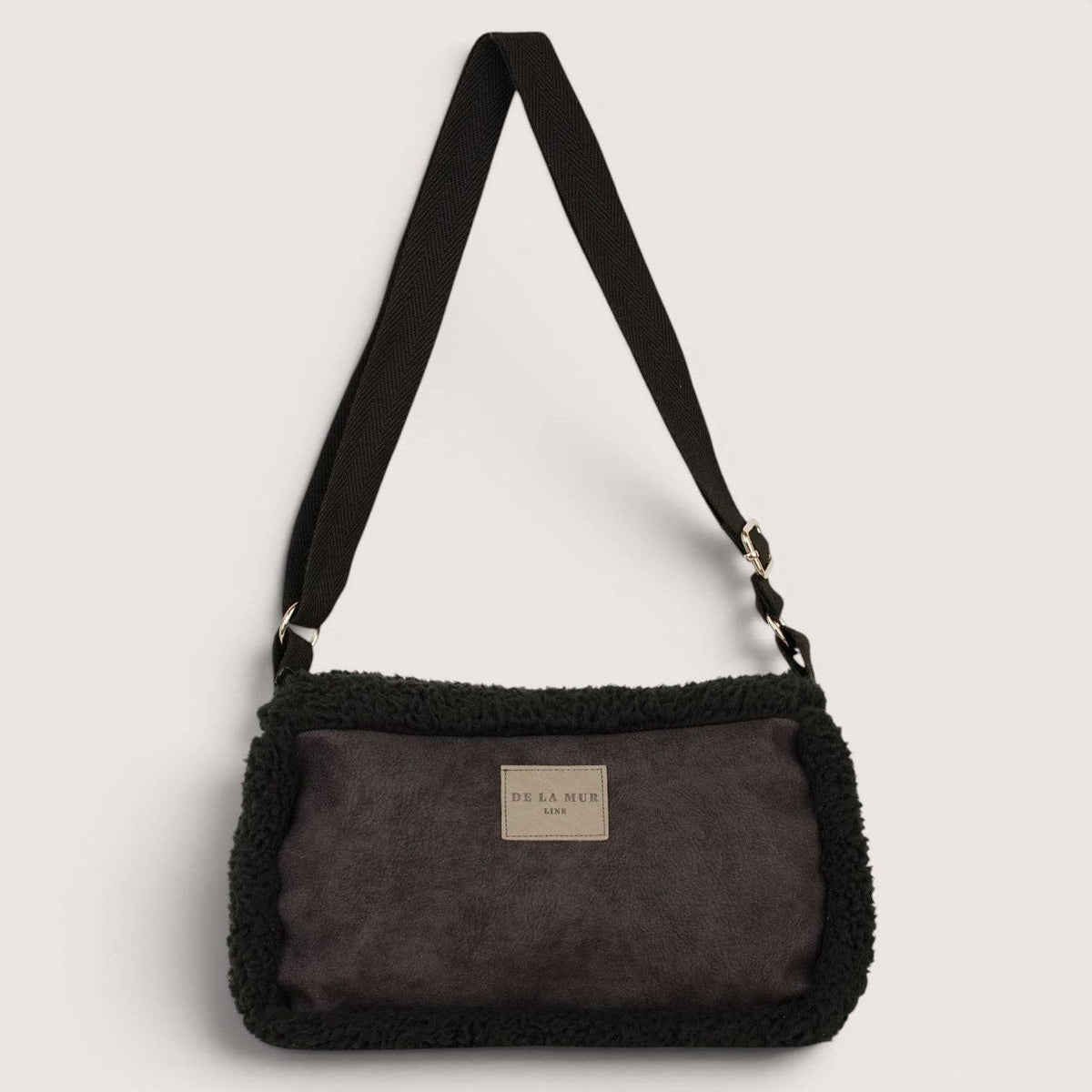 De La Mur Cene Double-Face-Schultertasche mit schwarzem Teddyfell
