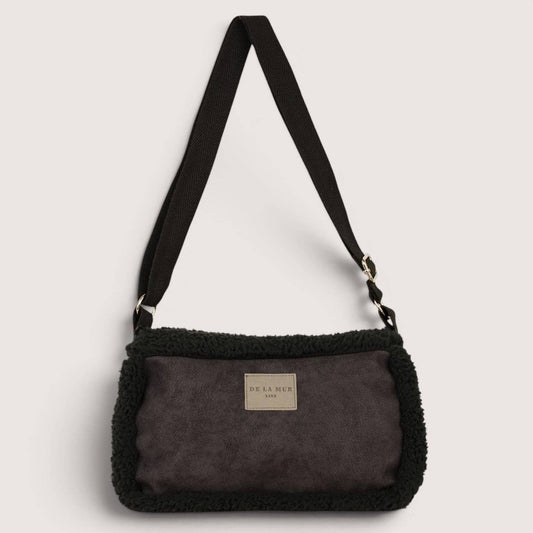 De La Mur Cene Double-Face-Schultertasche mit schwarzem Teddyfell
