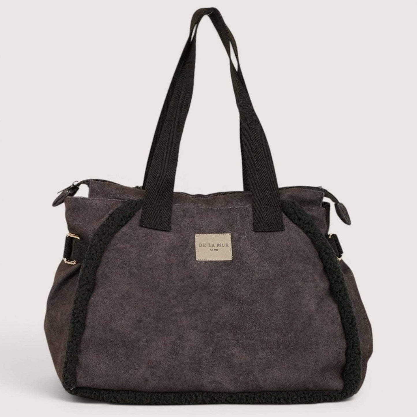 Große schwarze De La Mur Cene Tasche aus Material in Lederoptik und weichem Teddyfell mit Schulterhenkeln