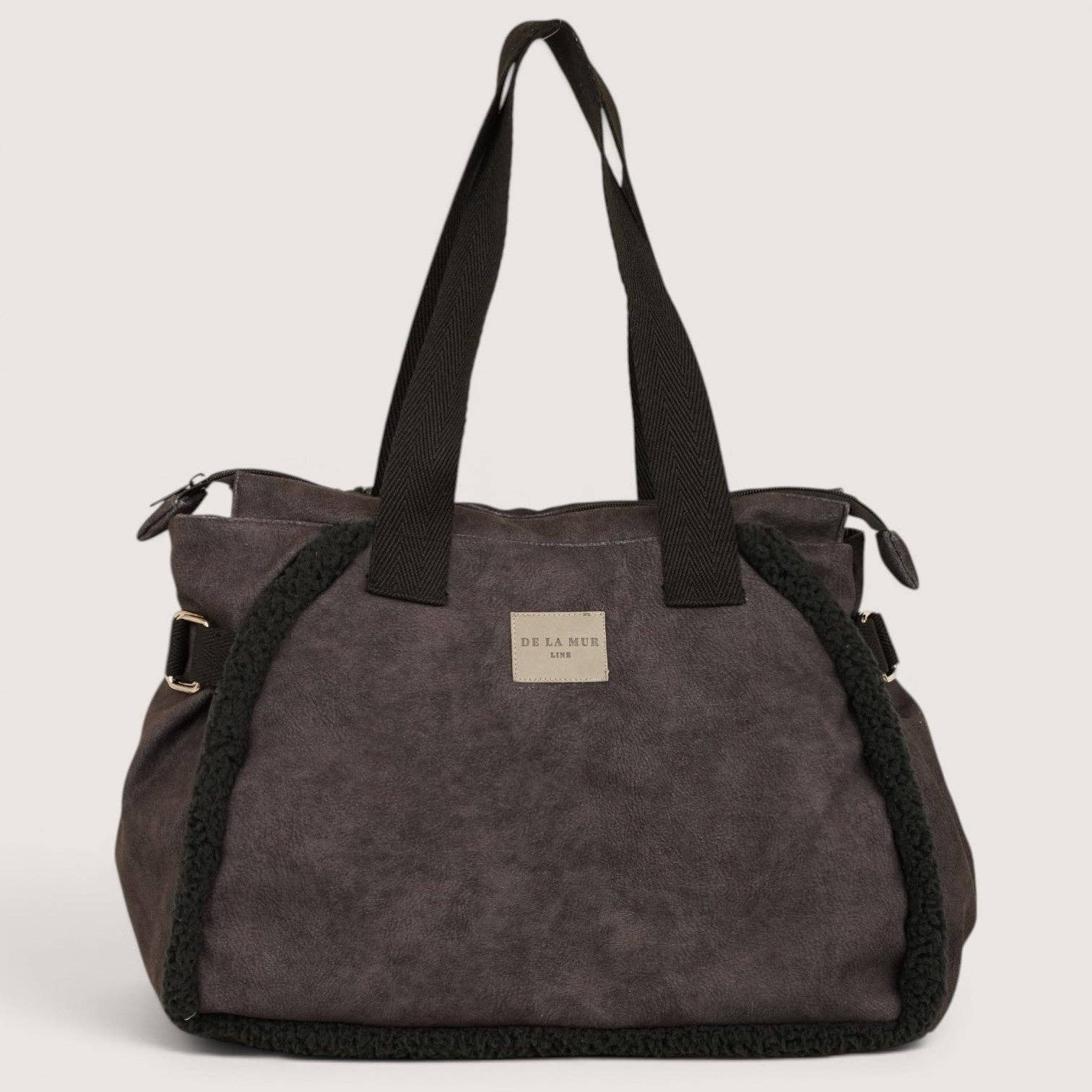 Große schwarze De La Mur Cene Tasche aus Material in Lederoptik und weichem Teddyfell mit Schulterhenkeln