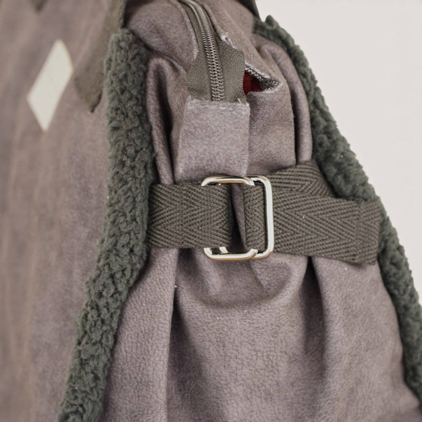 Große De La Mur Cene Tasche mit Teddyfell in Schwarz