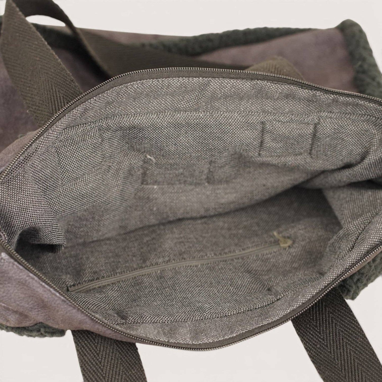 Große De La Mur Cene Tasche mit Teddyfell in Schwarz