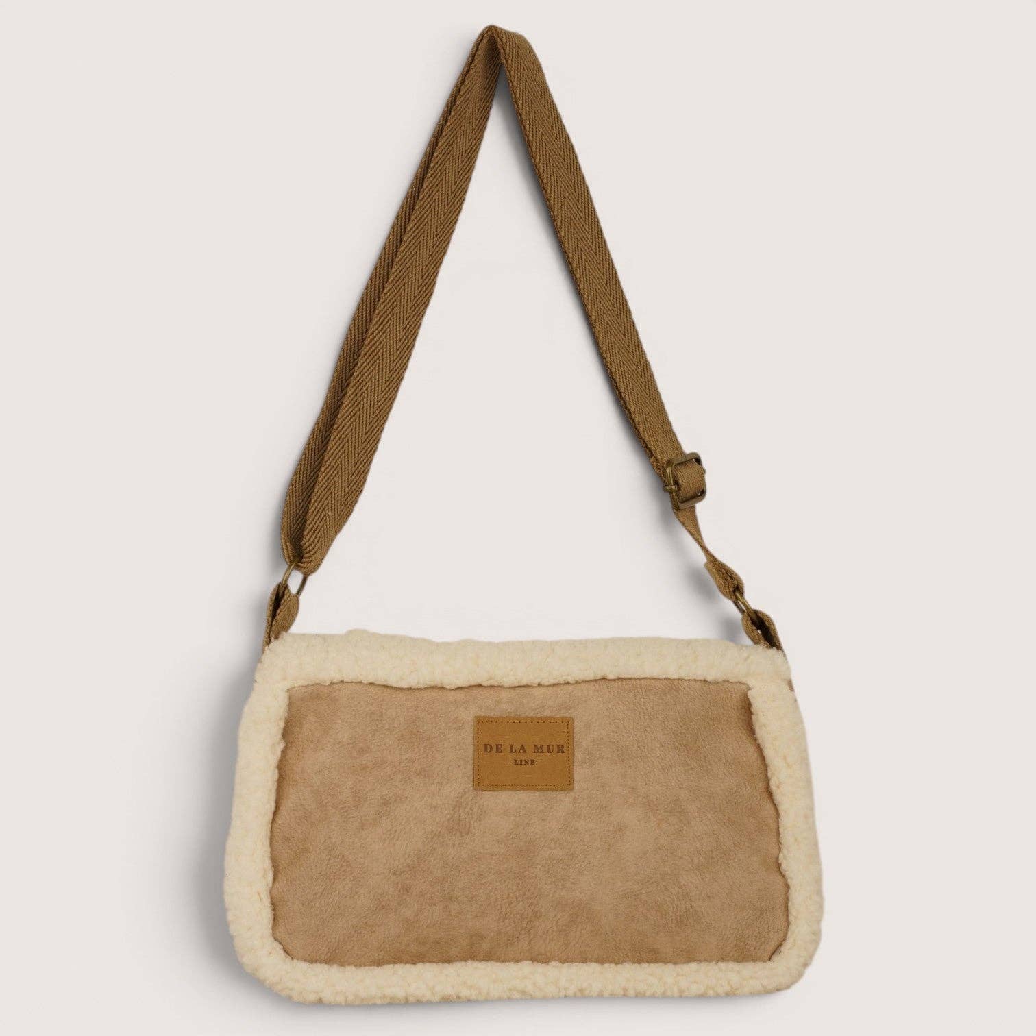 De La Mur Cipria Double-Face-Schultertasche mit Teddyfell in Ecru
