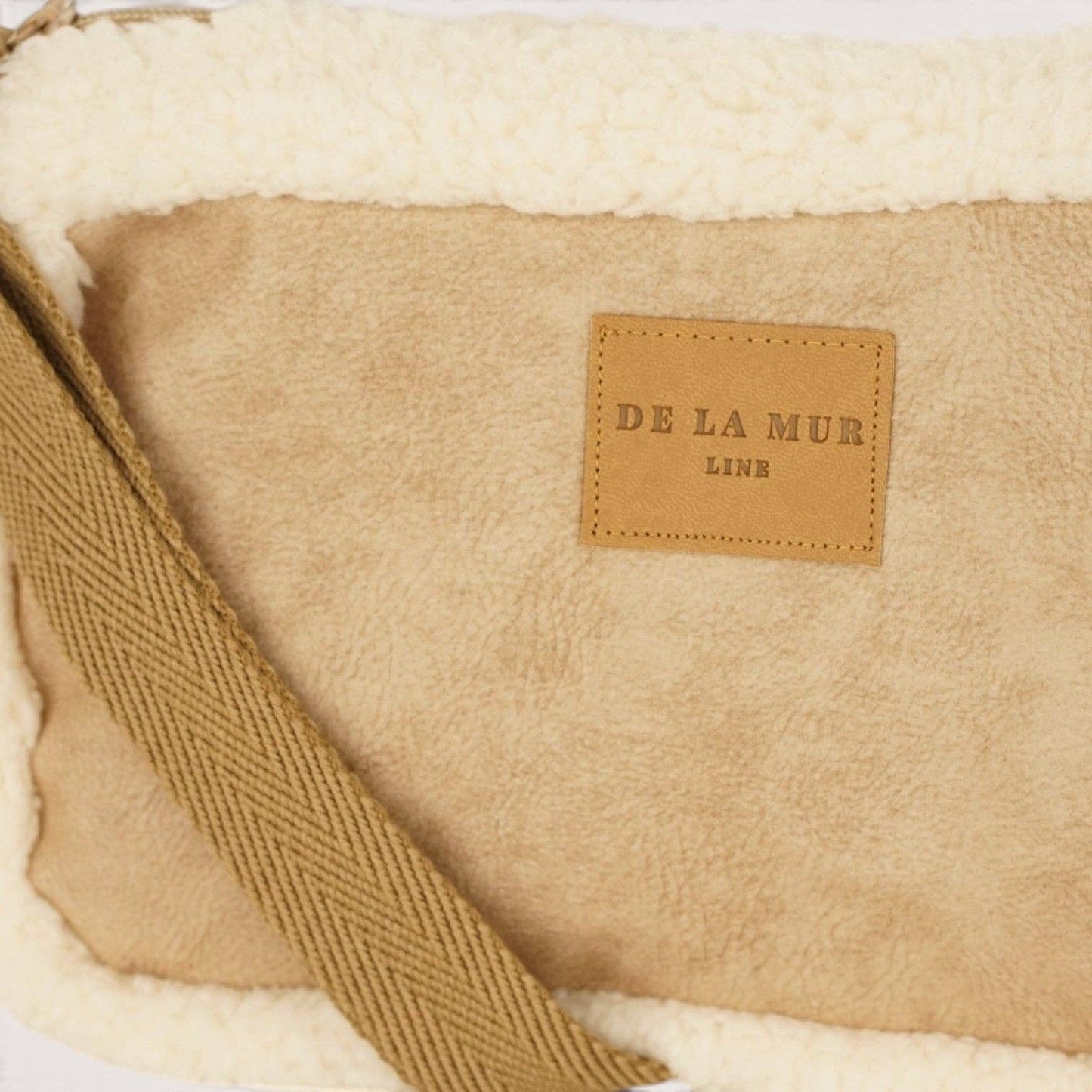 De La Mur Cipria Double-Face-Schultertasche mit Teddyfell in Ecru