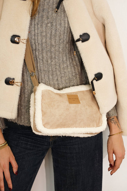 De La Mur Cipria Double-Face-Schultertasche mit Teddyfell in Ecru