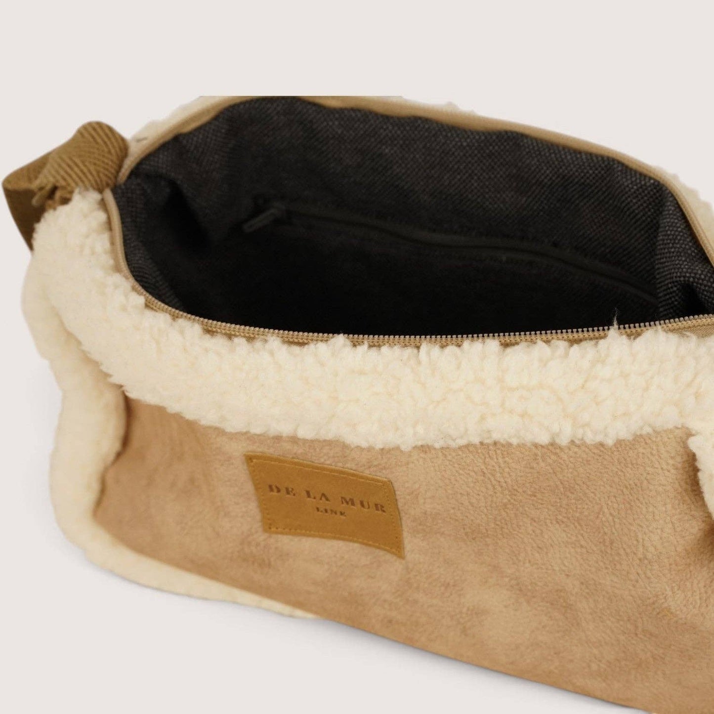 De La Mur Cipria Double-Face-Schultertasche mit Teddyfell in Ecru