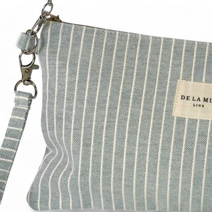 De La Mur Clutch City Tasche mit Streifenmuster, Detail der silberfarbenen Kette