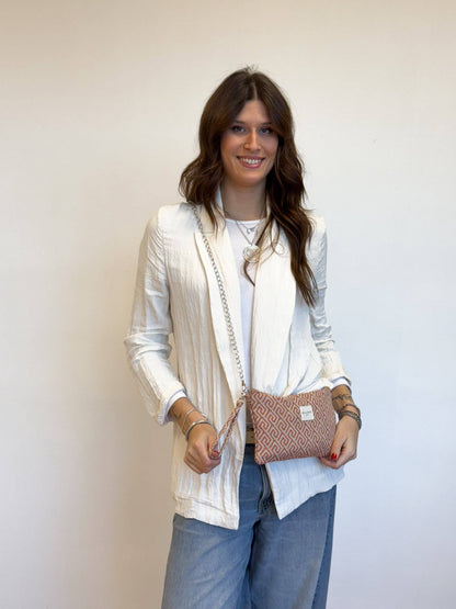 De La Mur Clutch Grec Tasche mit Jacquardmuster, von einer Frau getragen