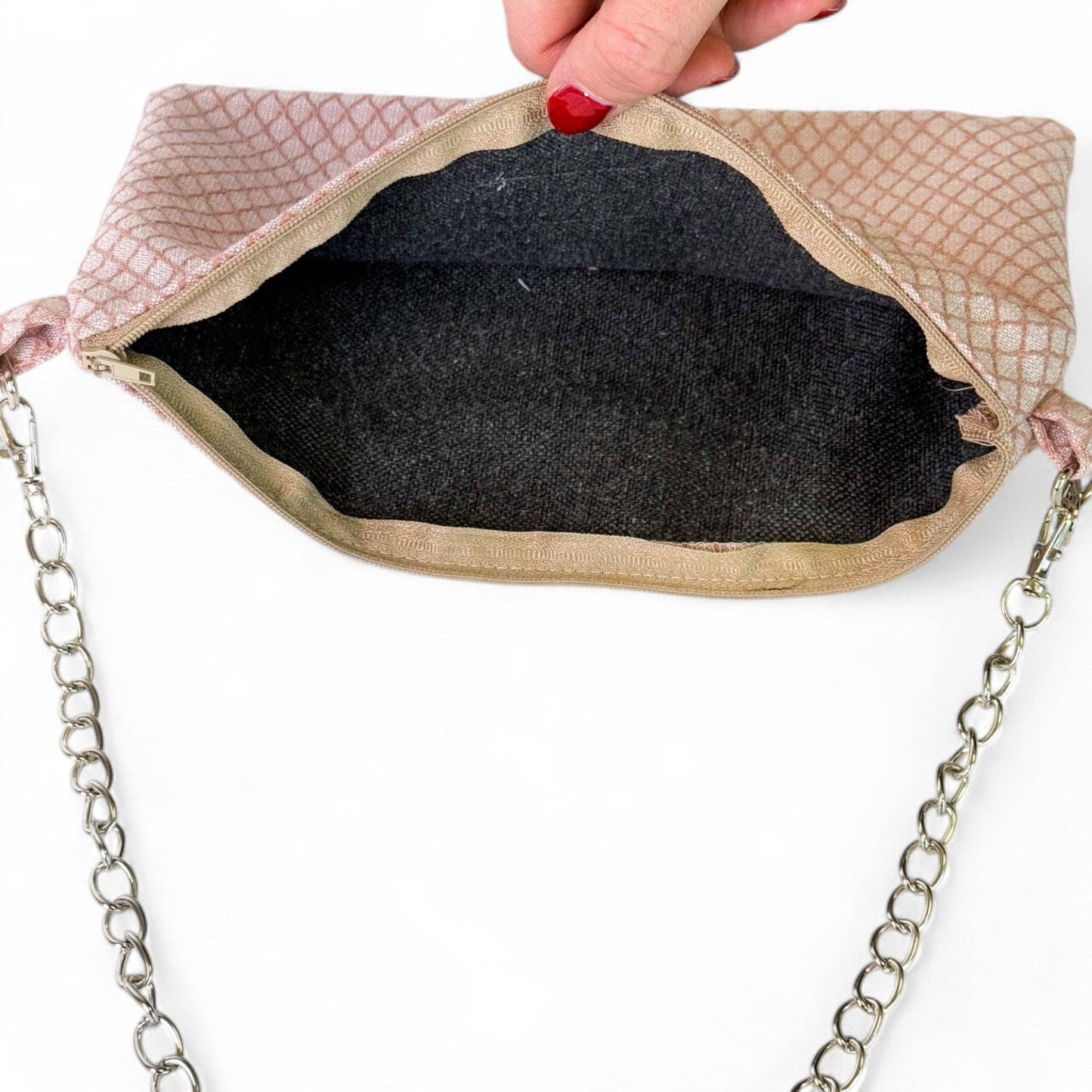 Innenansicht der De La Mur Clutch Koma Tasche mit Reißverschluss