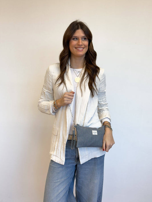 De La Mur Clutch Paola Tasche mit Streifenmuster, von einer Frau getragen