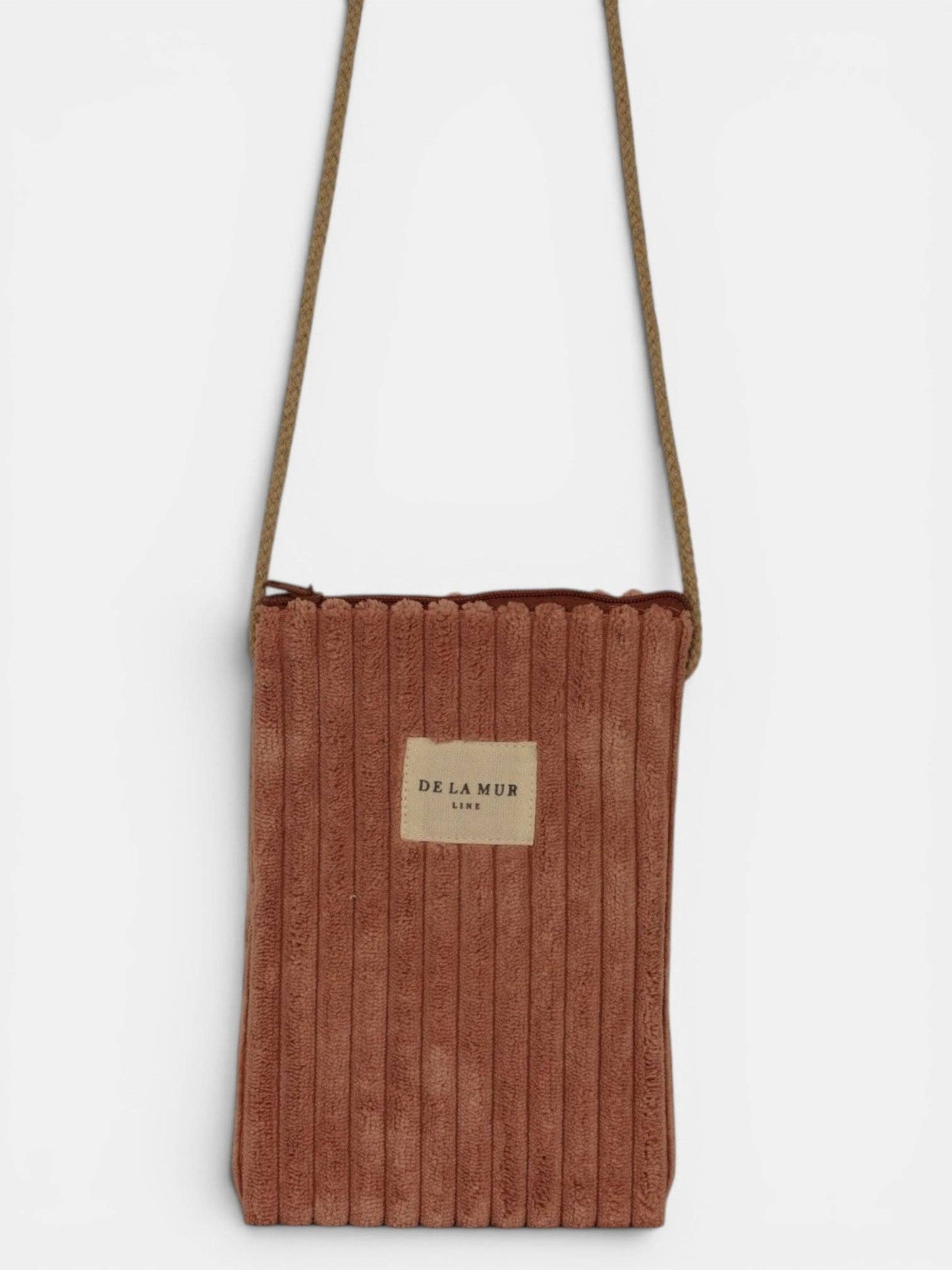 Kleine De La Mur Crêpe Handytasche aus rosa Cord mit langer naturfarbener Tragekordel
