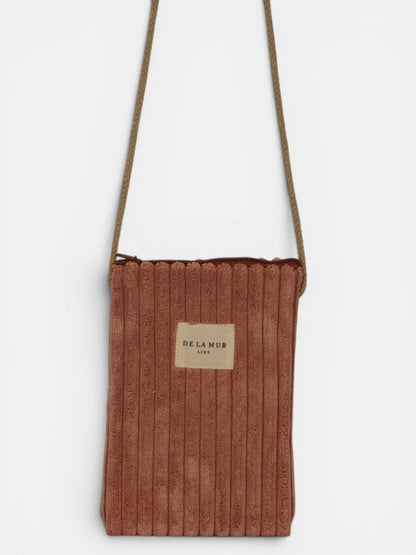 Kleine De La Mur Crêpe Handytasche aus rosa Cord mit langer naturfarbener Tragekordel
