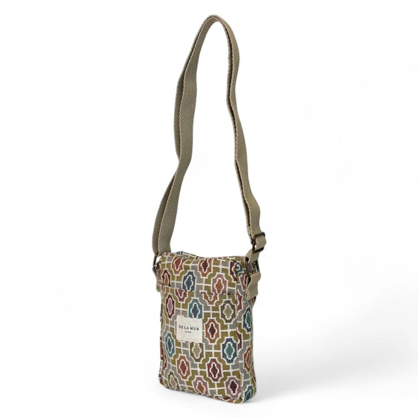 De La Mur Crossbody Tasche Fine Pocket mit geometrischem Muster in Beige-, Rosa- und Blautönen, Frontansicht