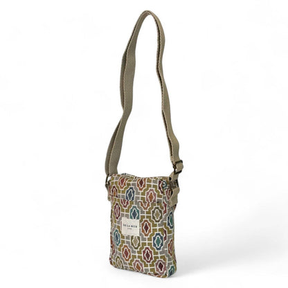 De La Mur Crossbody Tasche Fine Pocket mit geometrischem Muster in Beige-, Rosa- und Blautönen, Frontansicht