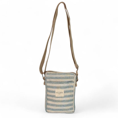 De La Mur Crossbody Tasche Lur mit Streifenmuster in Blau- und Cremetönen, Frontansicht