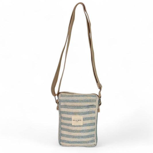 De La Mur Crossbody Tasche Lur mit Streifenmuster in Blau- und Cremetönen, Frontansicht