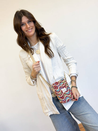 De La Mur Crossbody Tasche Queen mit Muster, von einer Frau getragen