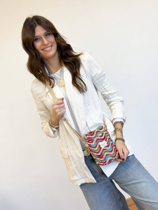 De La Mur Crossbody Tasche Queen mit Muster, von einer Frau getragen