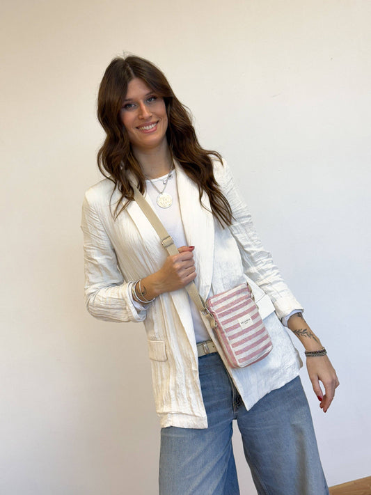 De La Mur Crossbody Tasche Rex mit Streifenmuster, von einer Frau getragen