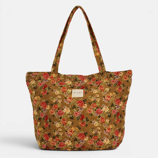 Großer De La Mur Esme Shopper mit rotem und gelbem Blumenmuster auf senfgelbem Grund.
