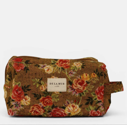 Mittelgroße Kosmetiktasche Esme von De La Mur mit rotem Blumenmuster auf senffarbenem Grund
