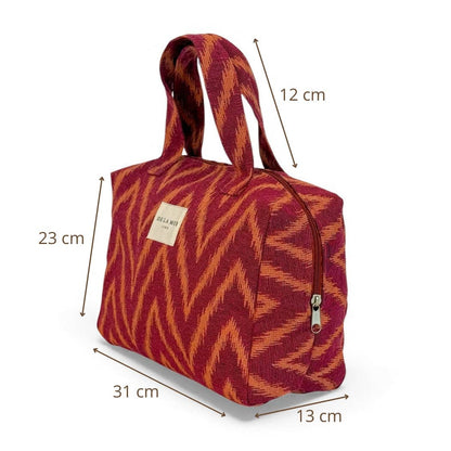 Extra große Kulturtasche Fuego von De La Mur mit Griffen und Zickzackmuster in Fuchsia und Orange vor weißem Hintergrund.