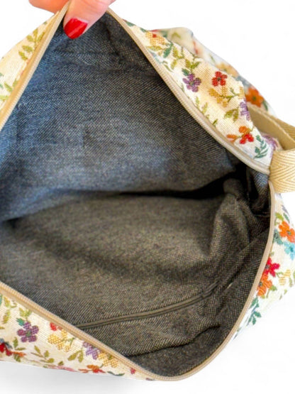 Innenansicht der De La Mur Jacquardtasche mit Blumenmuster, gefüttertes Innenfach mit Reißverschluss