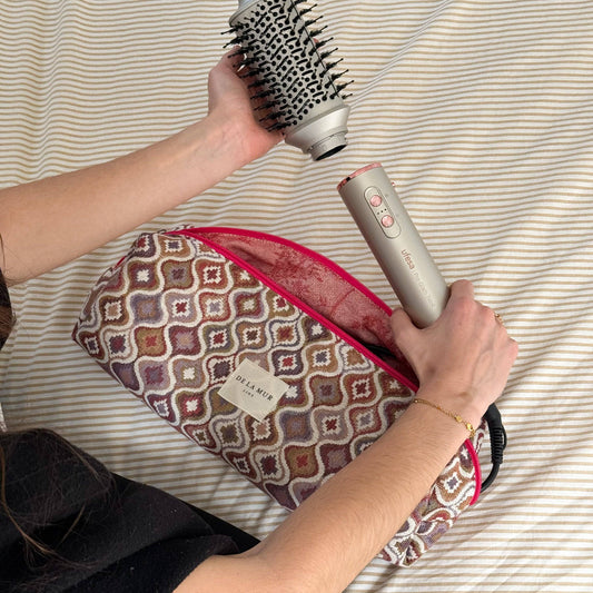 Detailansicht der De La Mur Kosmetiktasche Ronda mit Stylinggerät