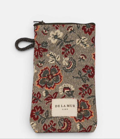 De La Mur Nira Brillenetui aus Jacquard mit floralem Muster in Bordeaux und Grau, Reißverschluss und grauer Kordelschlaufe.
