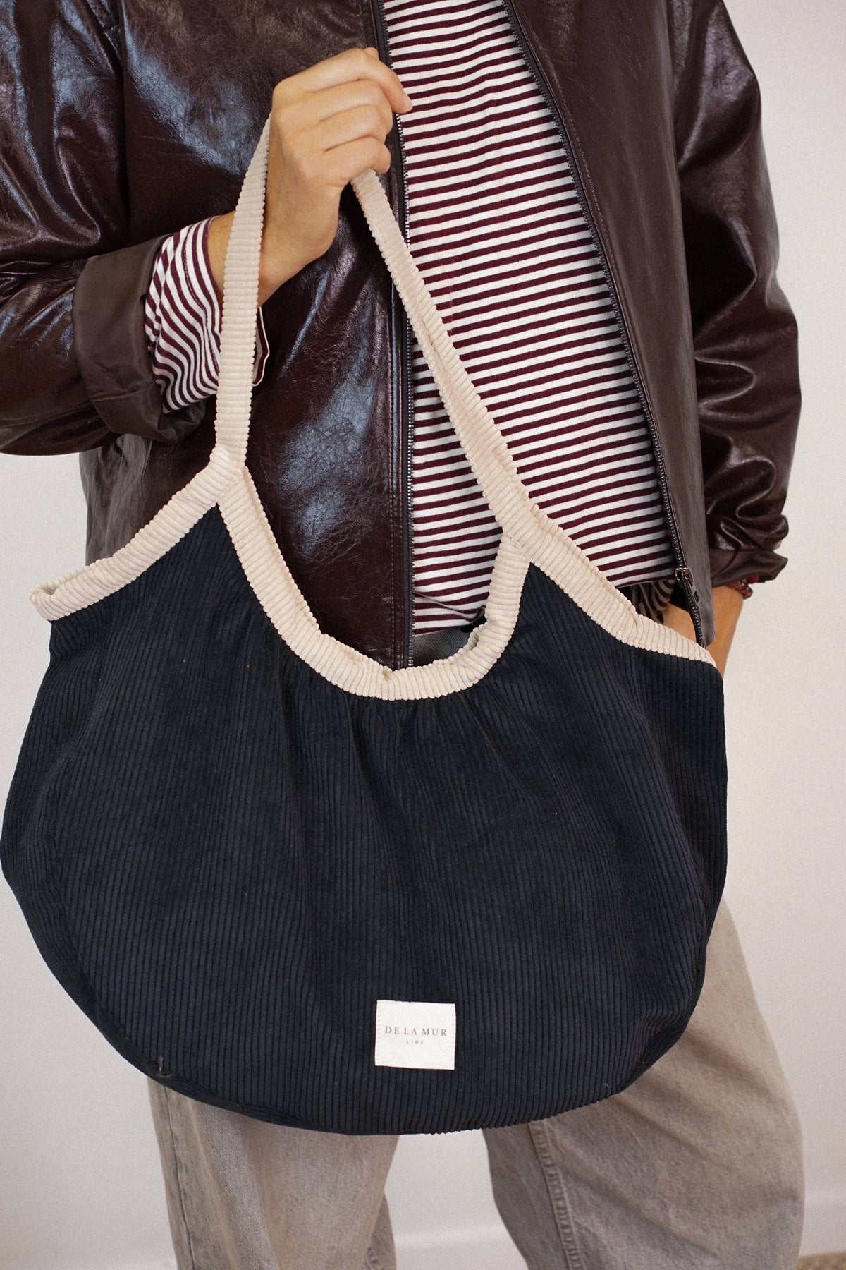 De La Mur Nit schwarzer Cord Shopper mit beiger Paspel