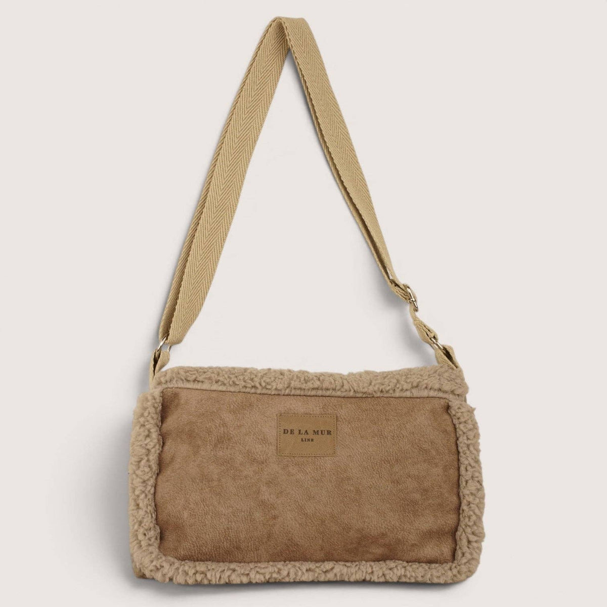 De La Mur Noce Double-Face-Schultertasche mit beigem Teddyfell
