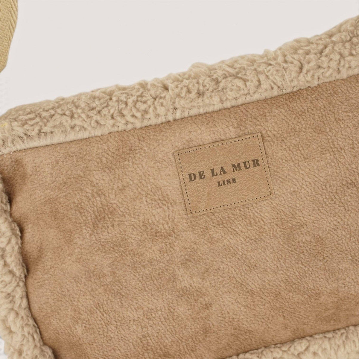De La Mur Noce Double-Face-Schultertasche mit beigem Teddyfell