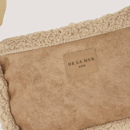 De La Mur Noce Double-Face-Schultertasche mit beigem Teddyfell