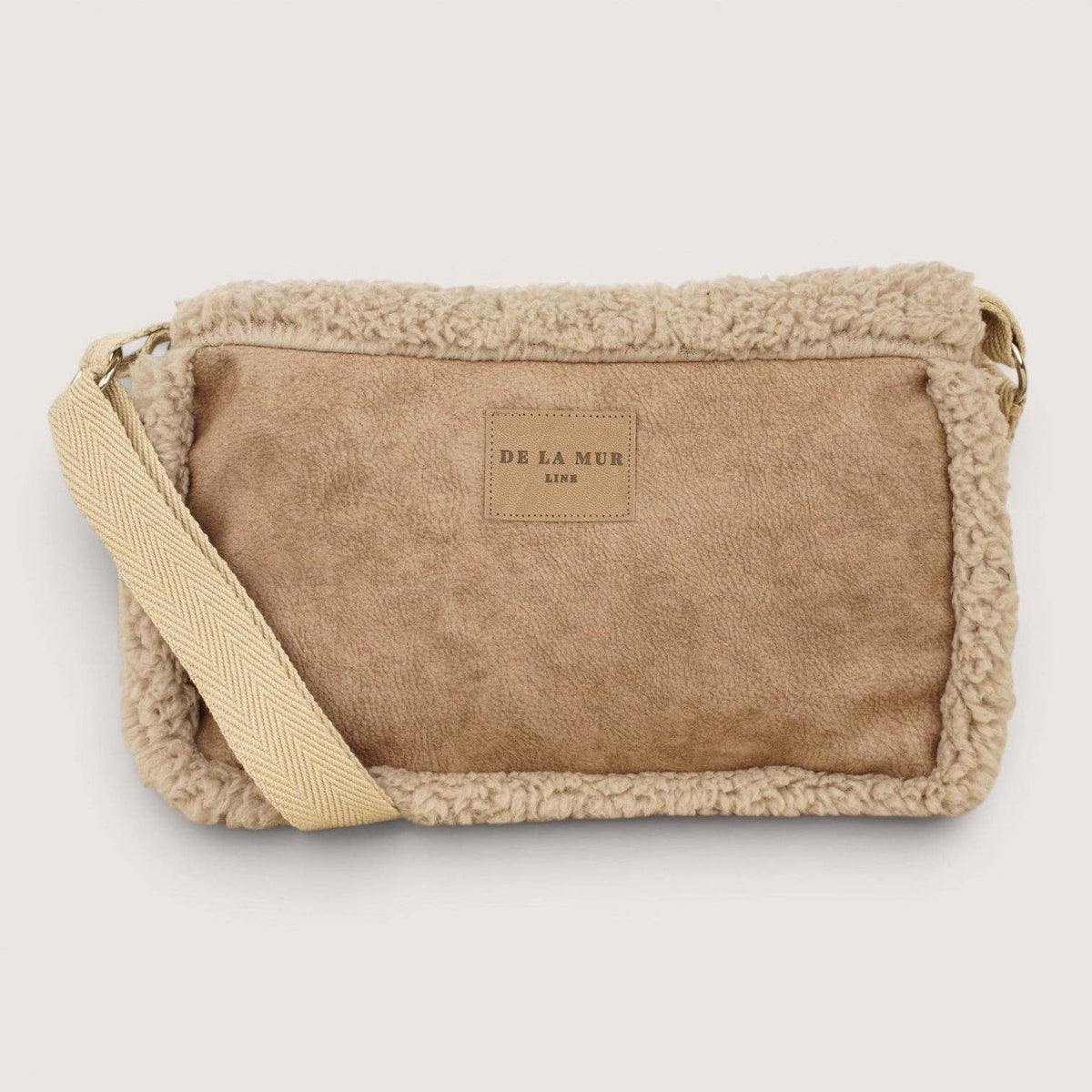De La Mur Noce Double-Face-Schultertasche mit beigem Teddyfell