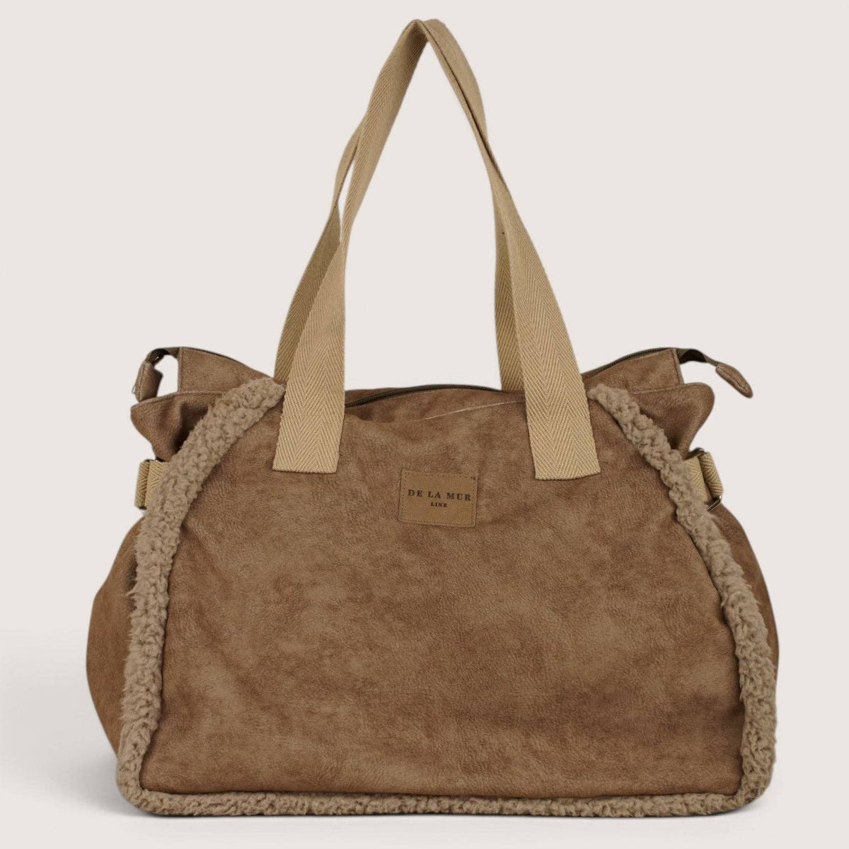 Große De La Mur Noce Tasche in Taupe mit beigem Teddyfell, langen Schulterhenkeln und breitem Boden